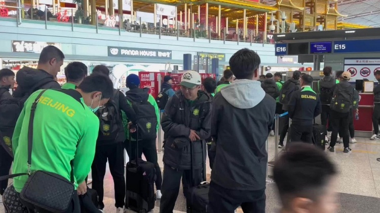  博主：昨天遭遇停飛休息一晚，國安隊首都機場今日再出發(fā)